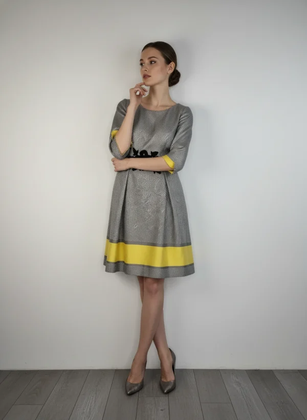 Vestido Gris con Detalles Florales y Amarillo