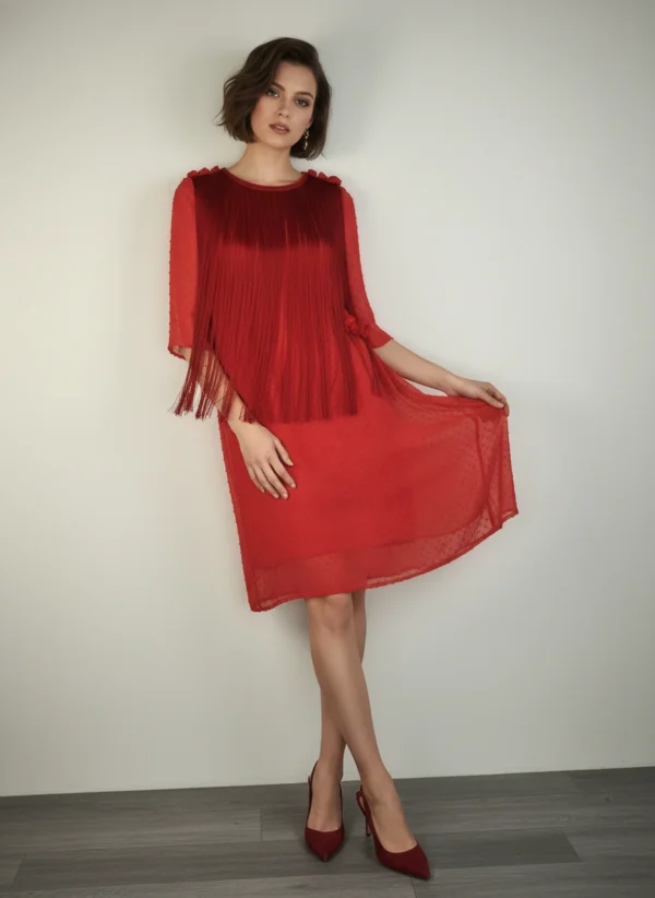 Vestido Rojo con Flecos y Detalles de Encaje