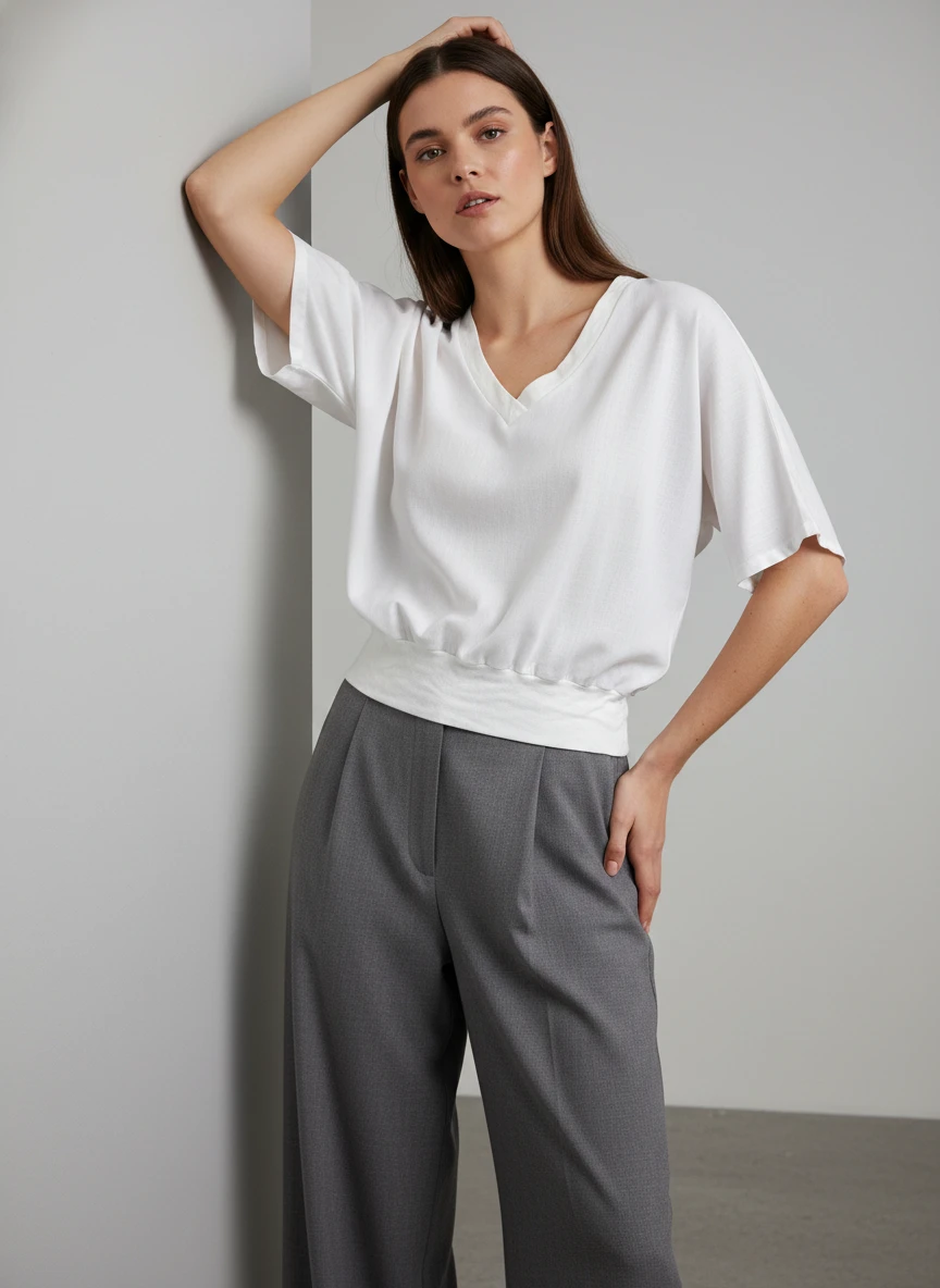 Blusa Blanca Elegante con Escote V y Mangas Cortas