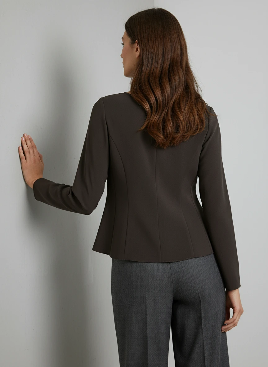 Blazer Negro Elegante con Botones y Insignia Decorativa - Imagen 2